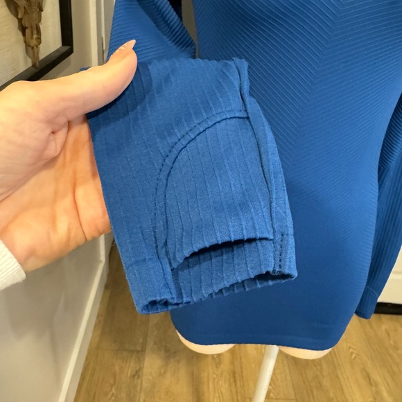 ATHLETA women’s size XS blue hooded training in cold weather layering top - Picture 7 of 13